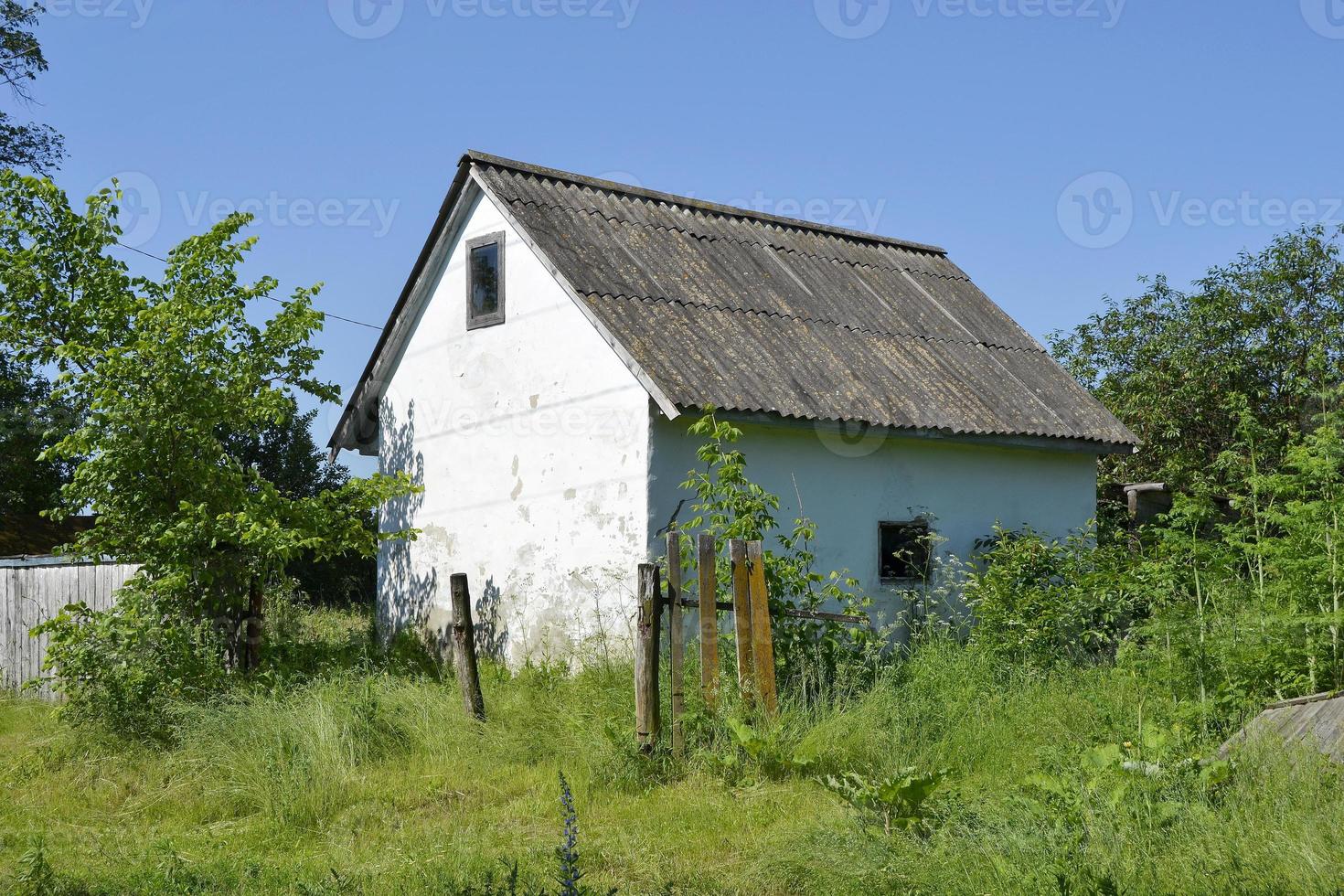 Hermoso y antiguo edificio abandonado casa de campo en el campo foto