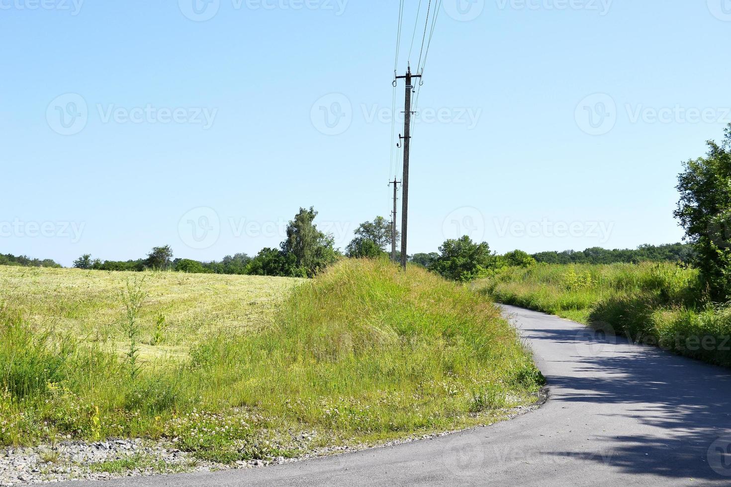 Hermosa carretera de asfalto vacía en el campo sobre fondo de color foto