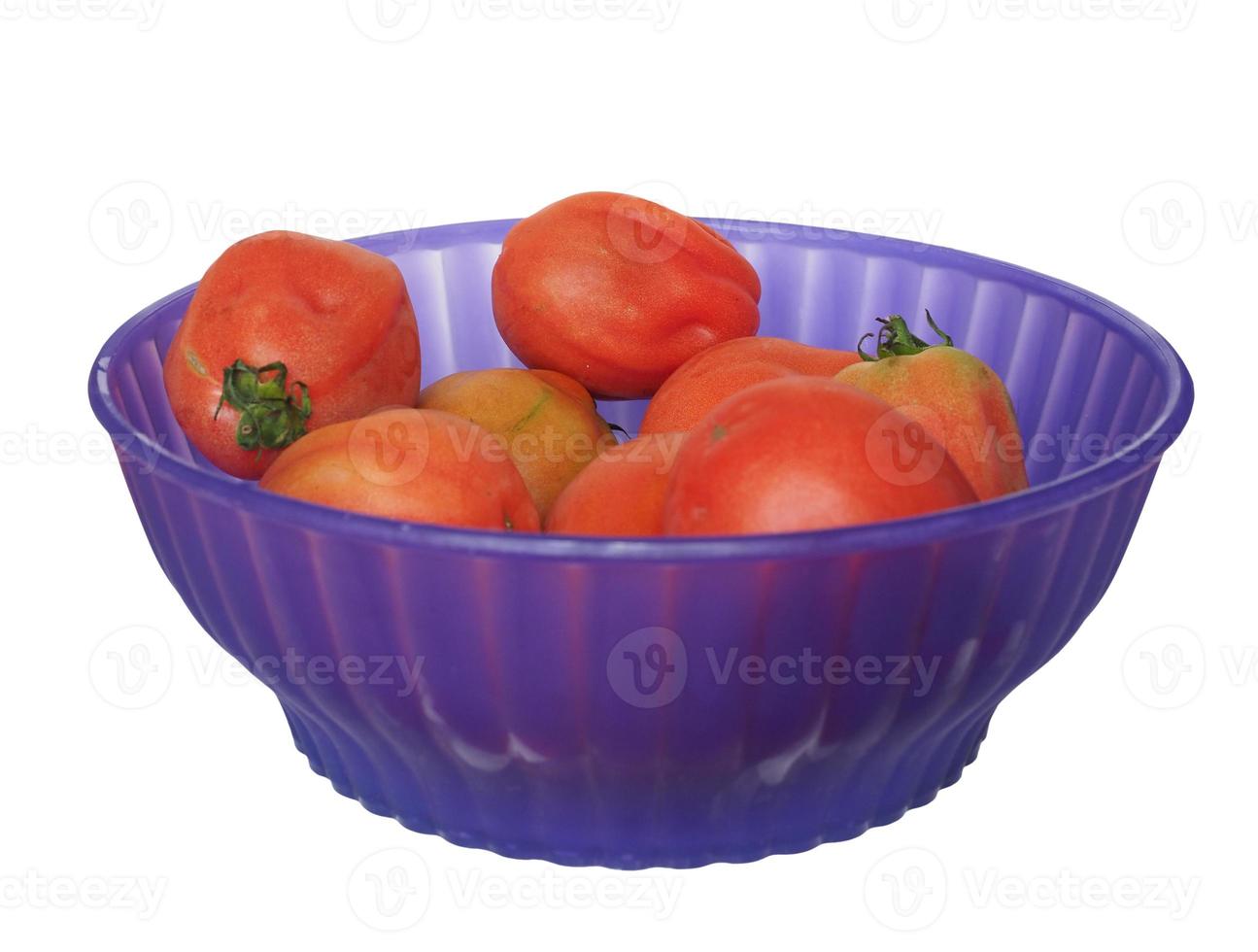 tomates en un tazón morado foto