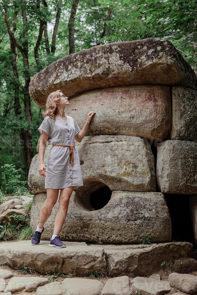 mujer joven, ambulante, cerca, grande, dolmen, piedra, en, el, bosque foto