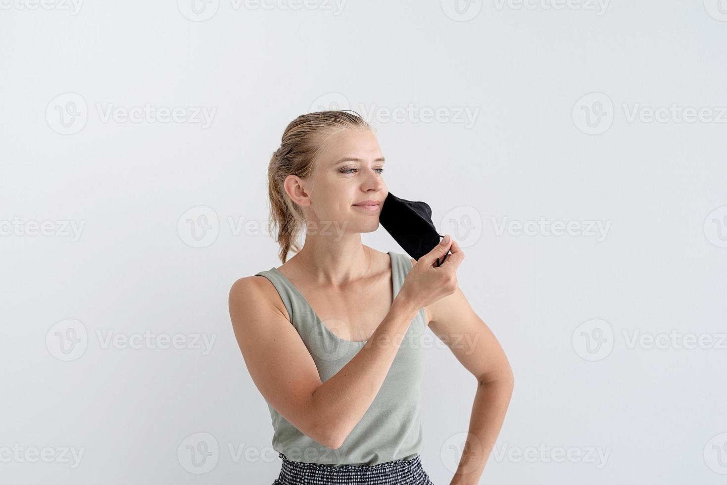 mujer joven, en, un, máscara protectora foto