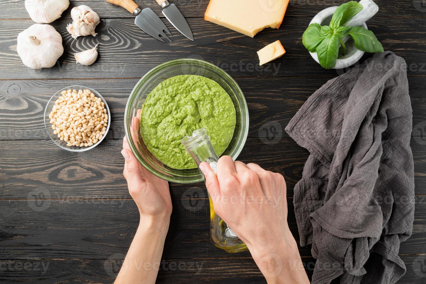 paso a paso preparando salsa pesto italiana. foto