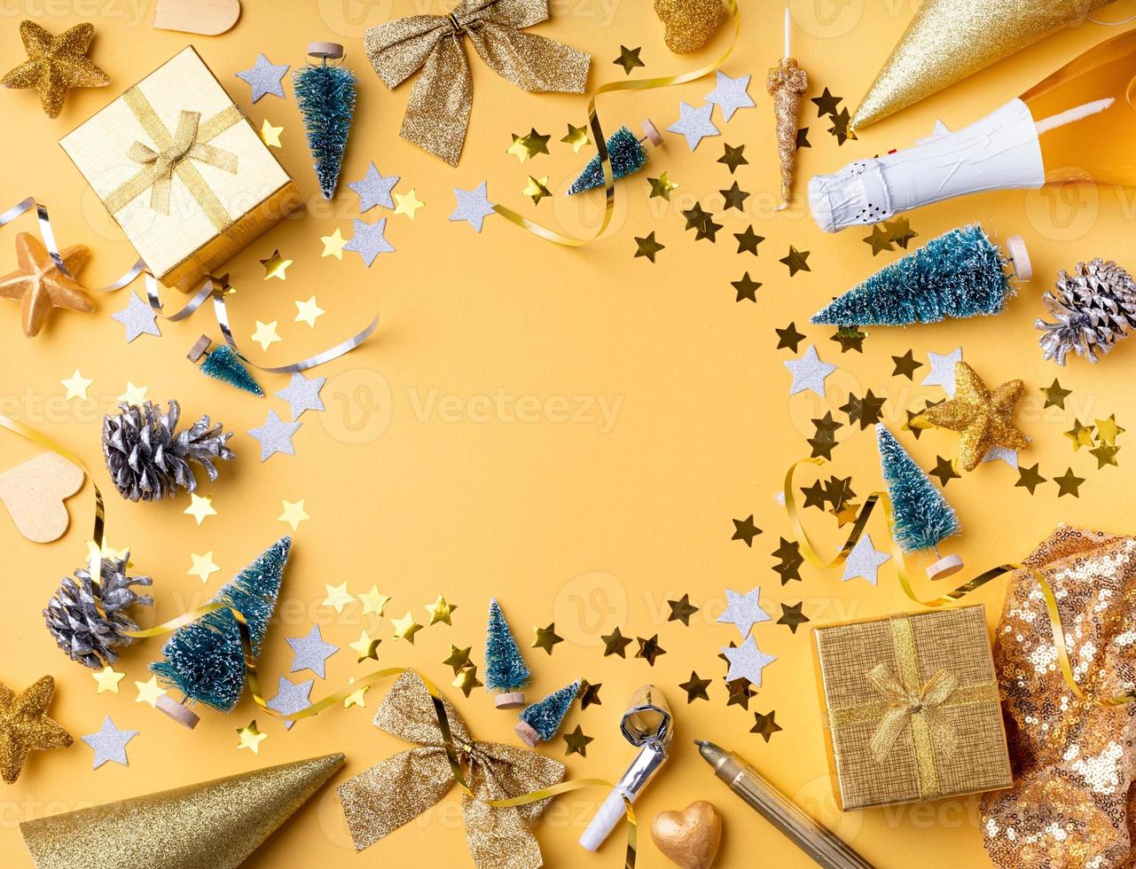 vista superior de navidad dorada y año nuevo foto