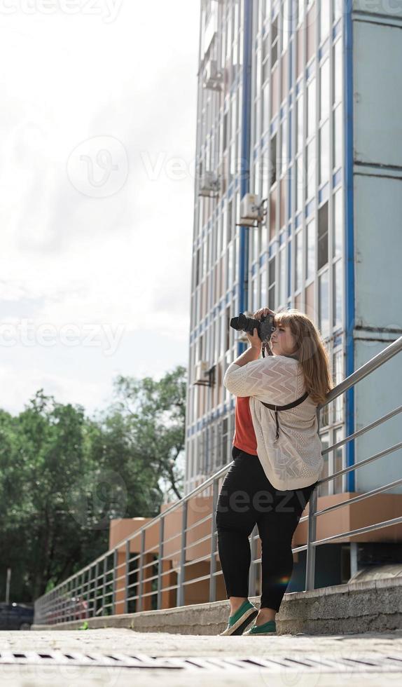 mujer de talla grande fotógrafa al aire libre foto