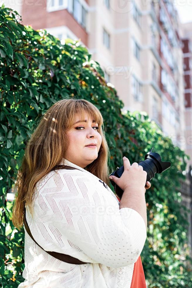 mujer de talla grande fotógrafa al aire libre foto