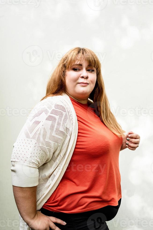 Retrato de una joven y bella mujer caucásica plus size sonriendo foto