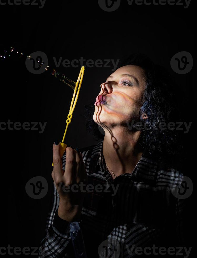 retrato de una bella mujer joven con un patrón de sombra en la cara foto