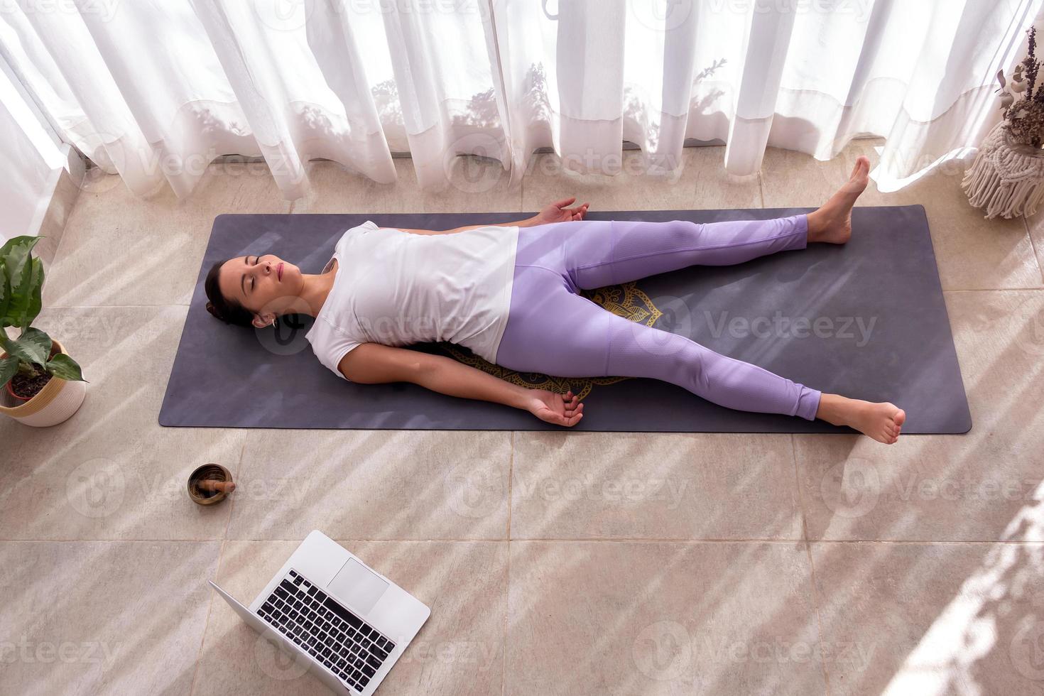 mujer en pose relajante con una computadora foto