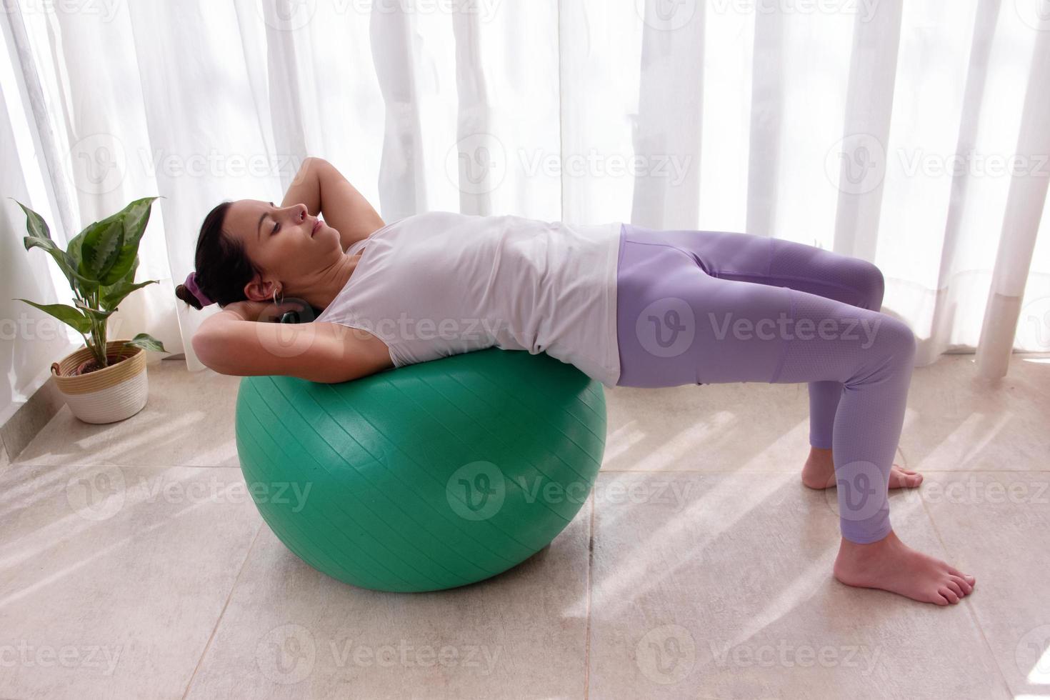 Bella mujer entrenando pilates en casa foto