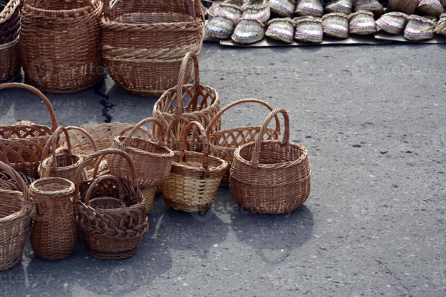 cestas de mimbre de diferentes formas y tamaños foto