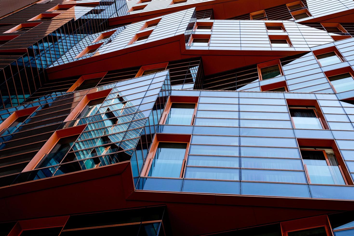 el moderno edificio de apartamentos en estilo futurista foto