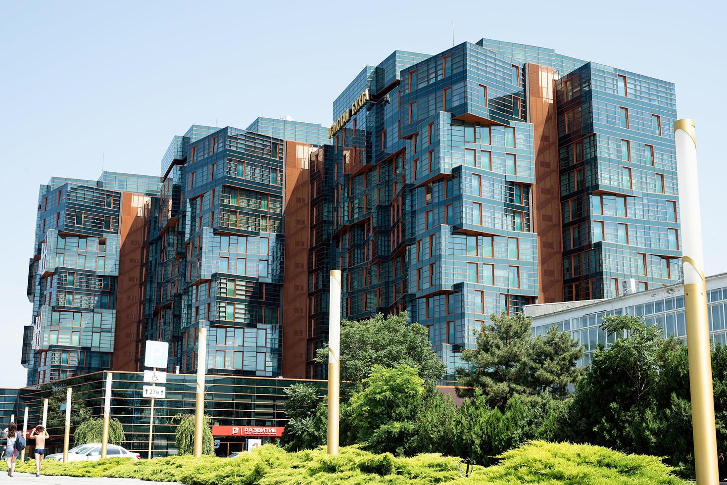 Apartamento moderno o edificio de oficinas en el centro de la ciudad con césped verde en un día soleado de verano foto