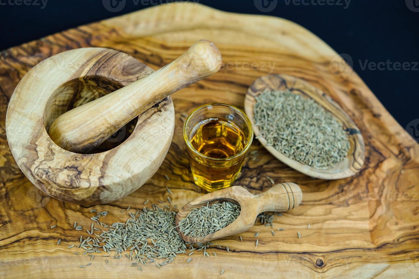 aceite de comino y madera de olivo foto