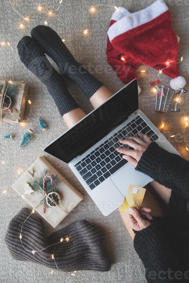 mujer de compras en línea en las vacaciones de navidad foto