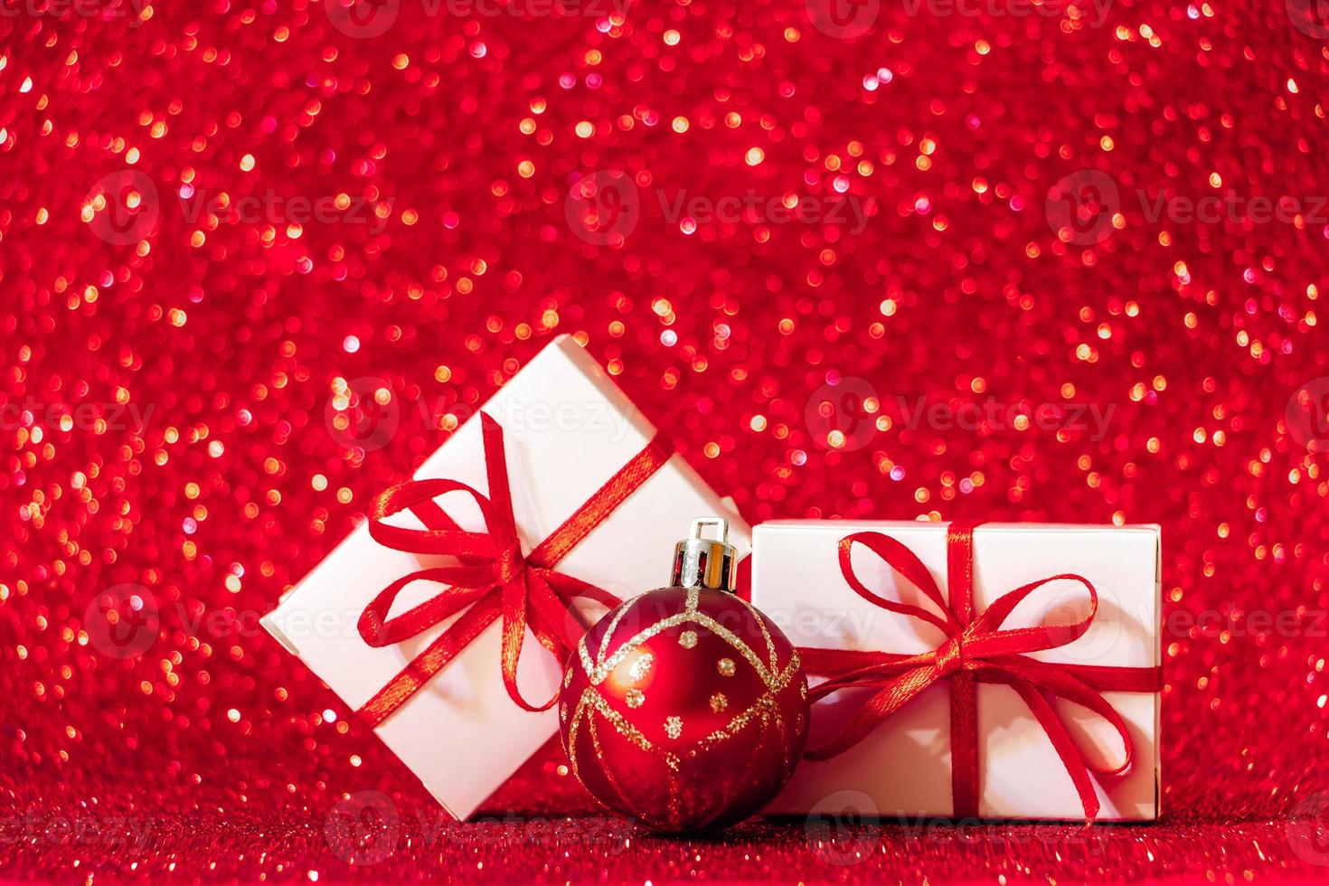 cajas de regalo sobre fondo rojo brillante. concepto de navidad foto
