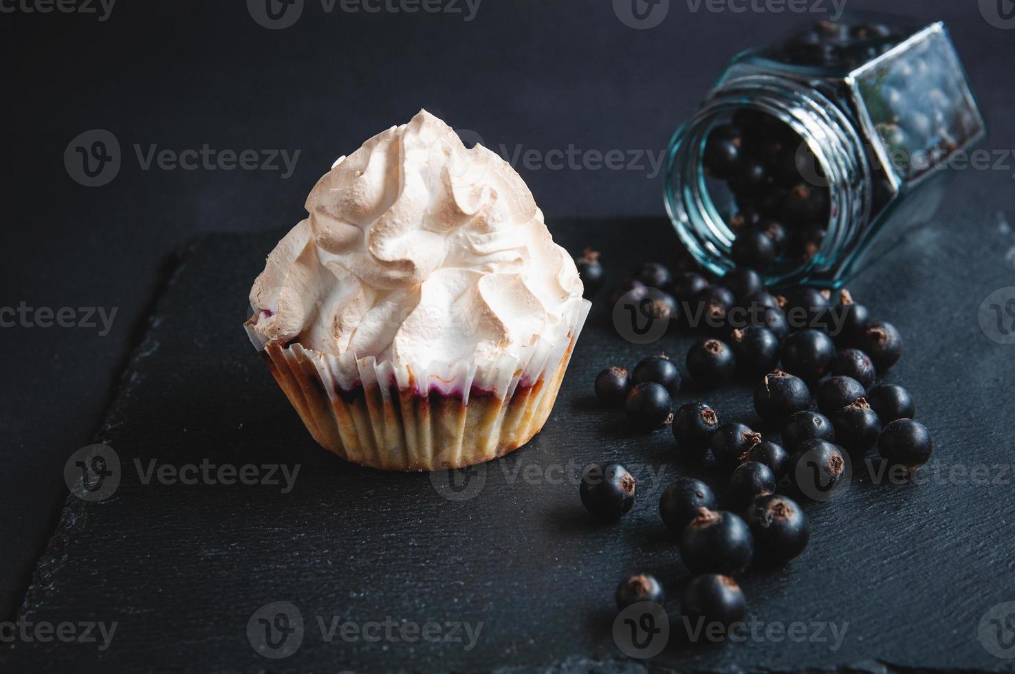 apetitoso muffin de vainilla al horno con grosellas foto