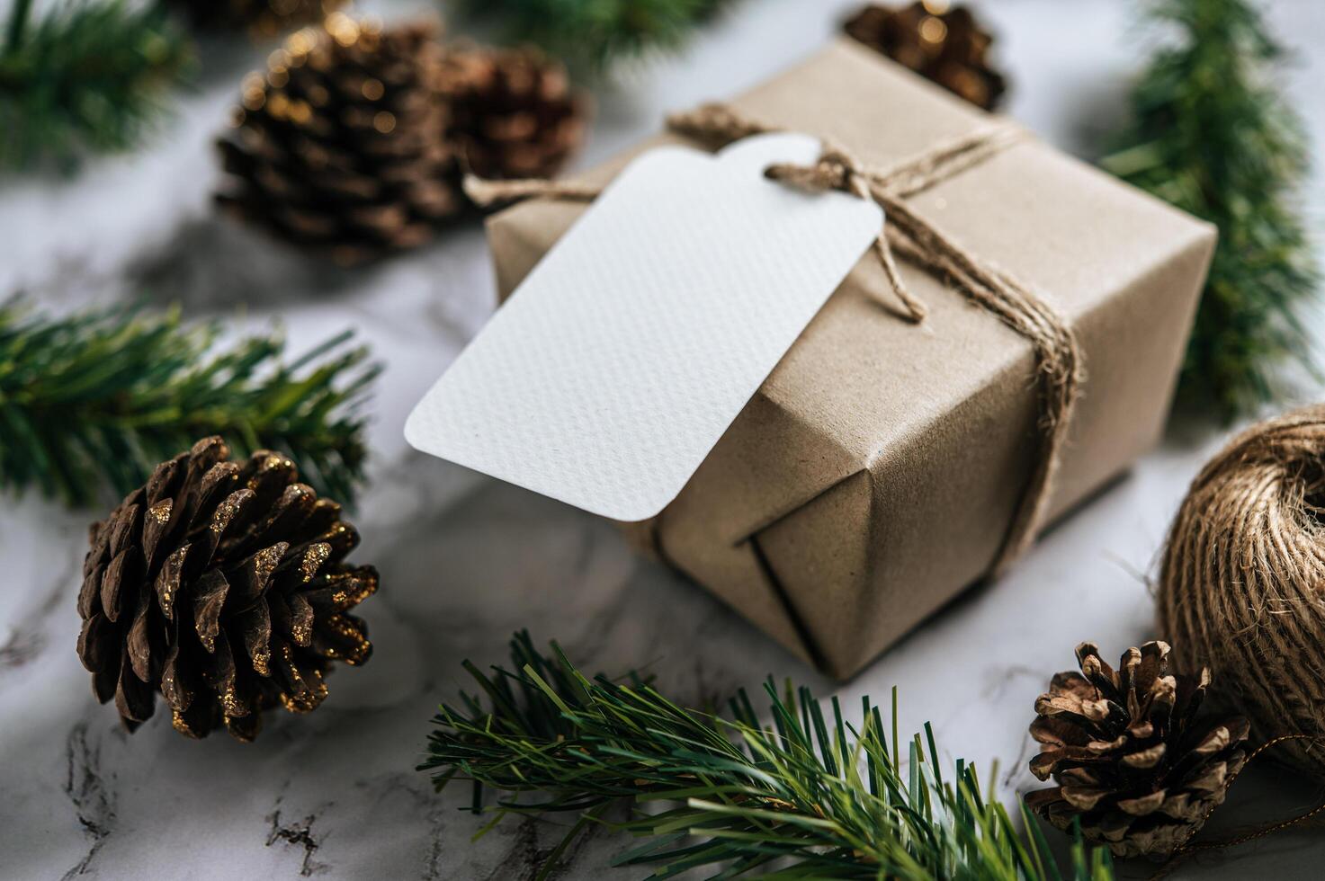 Cajas de regalo con pequeños obsequios sobre cemento blanco. foto