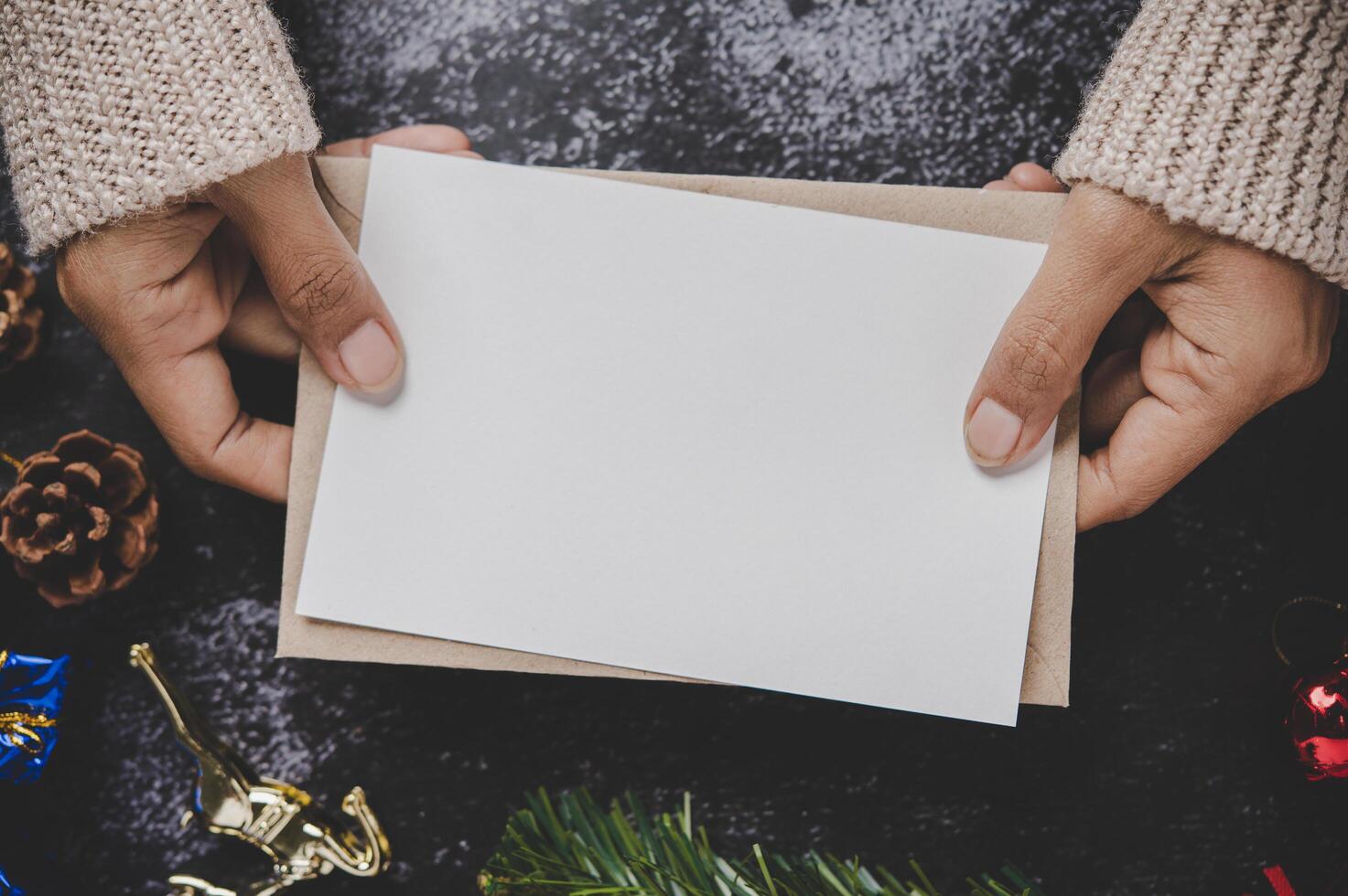 manos sosteniendo una tarjeta o carta abierta foto