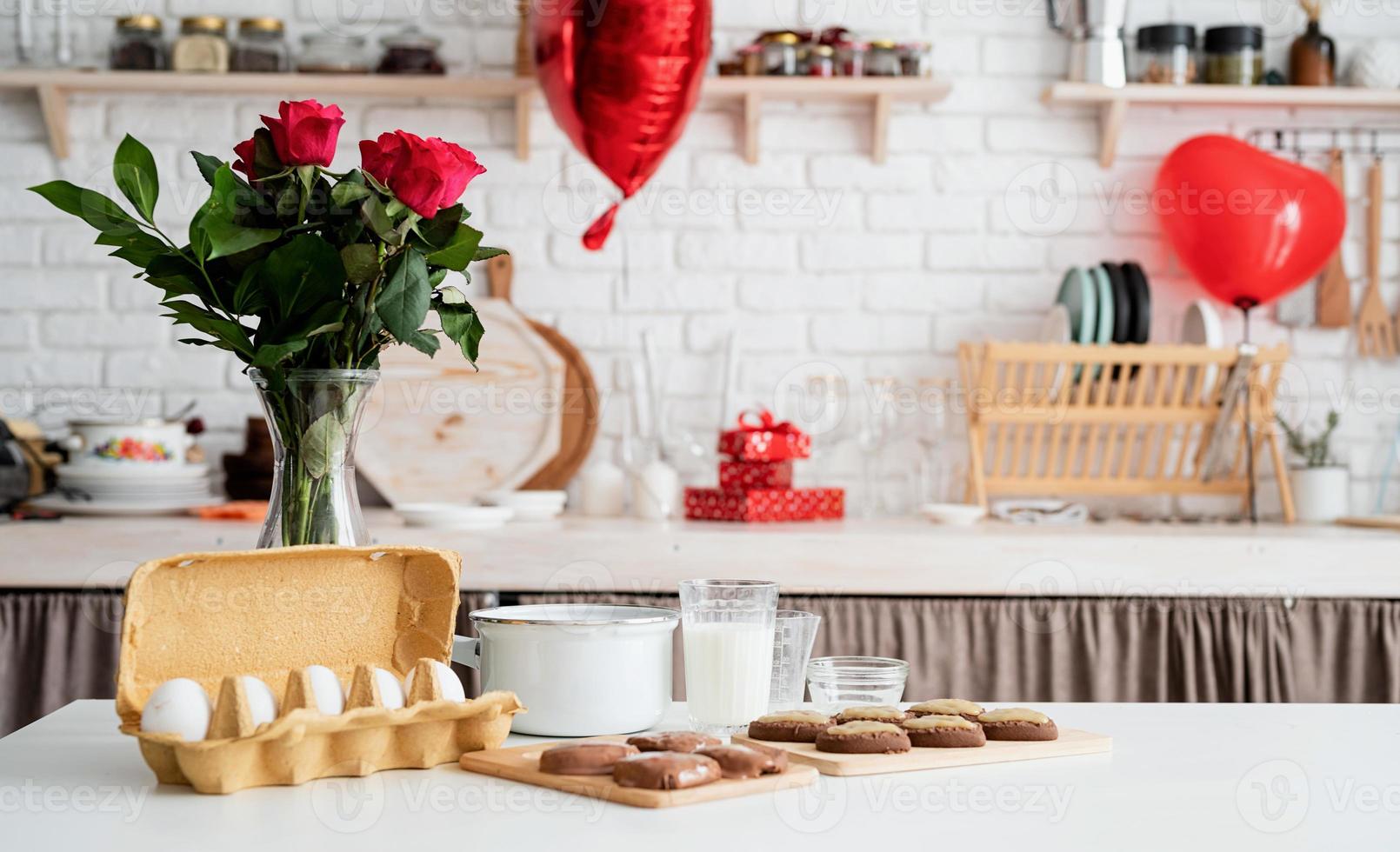 Cocina casera con ingredientes para hornear sobre la mesa y decoraciones. foto