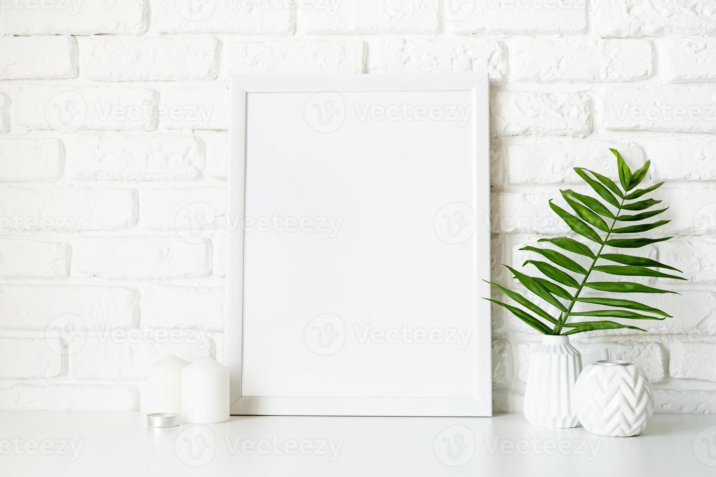 maqueta de plantilla de póster con jarrones blancos y hojas foto