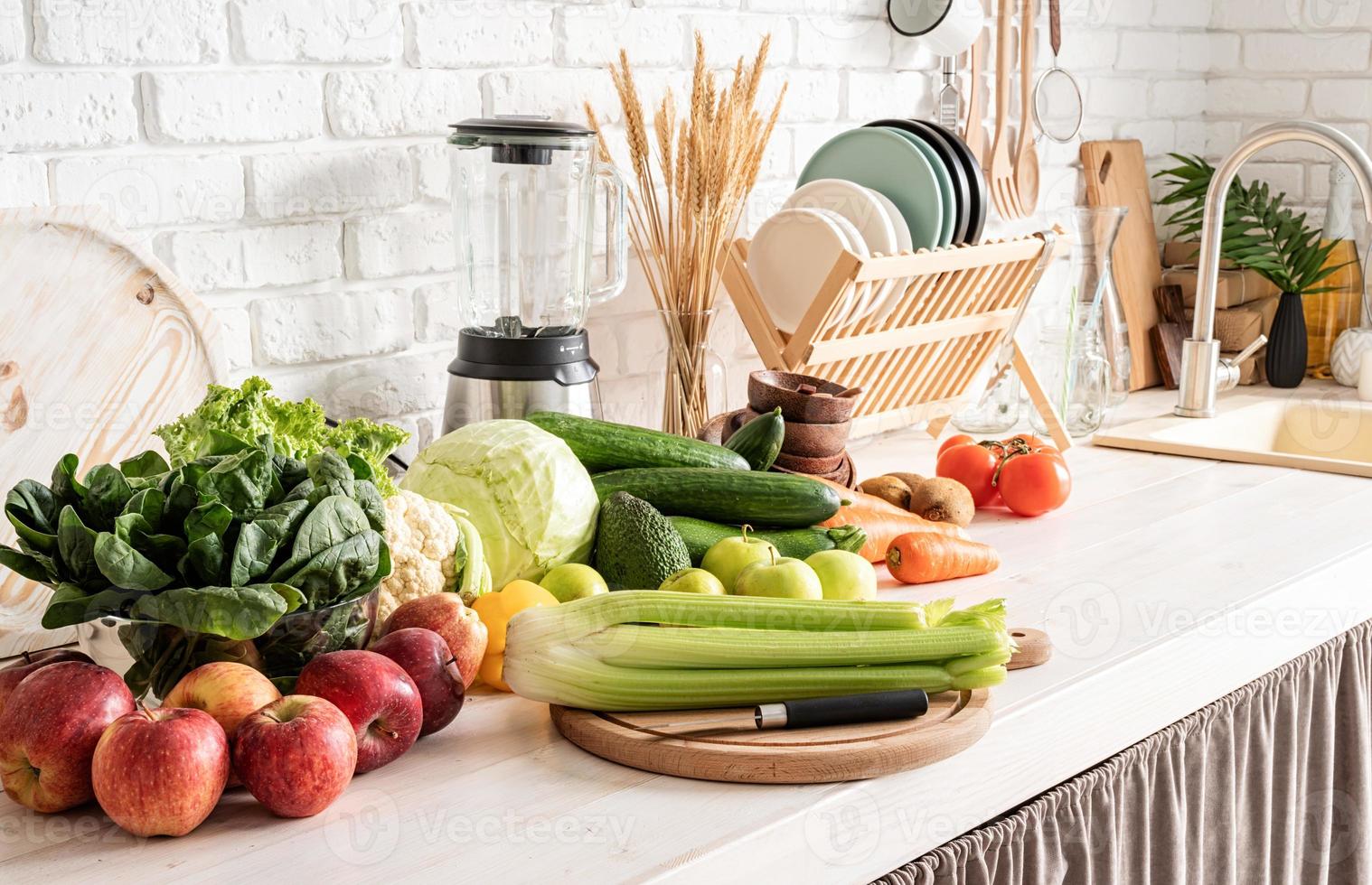 Cerca de la mesa con verduras en la cocina foto