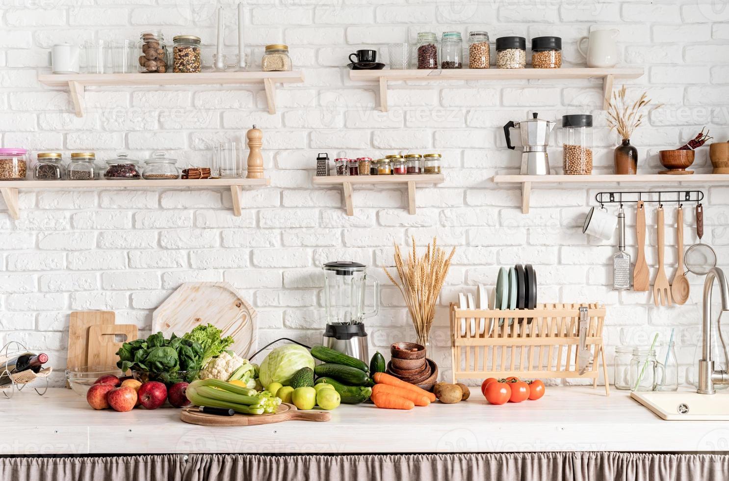 Cerca de la mesa con verduras en la cocina foto