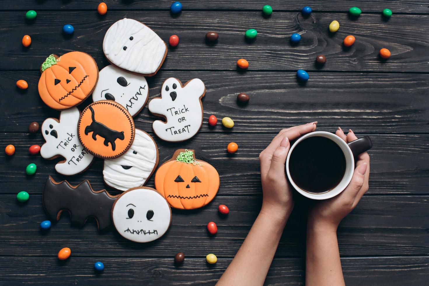 dulces y panes de jengibre de miedo en el halloween. foto