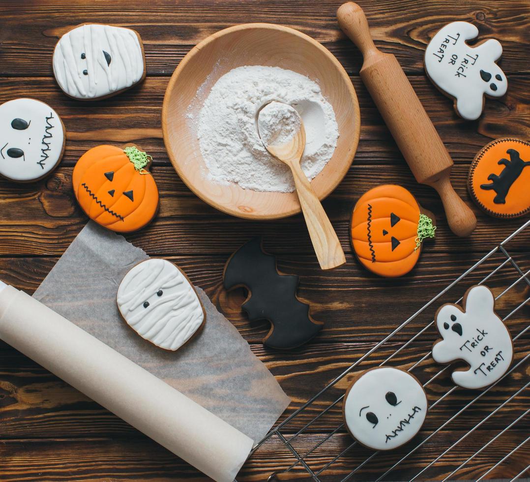 galletas de jengibre de halloween frescas en la mesa de madera. foto