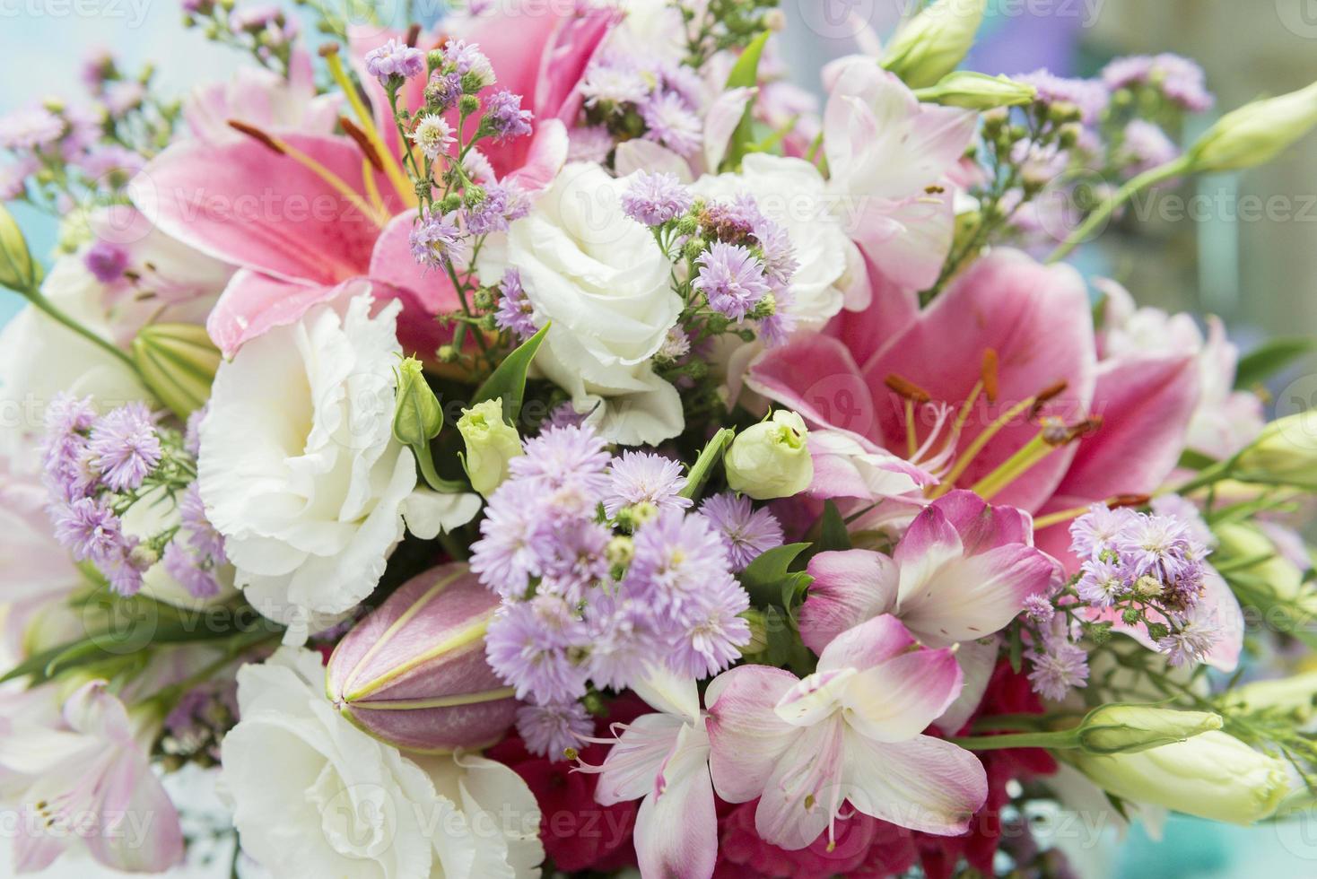 Cerca de un hermoso y colorido ramo de flores con lirios y rosas foto