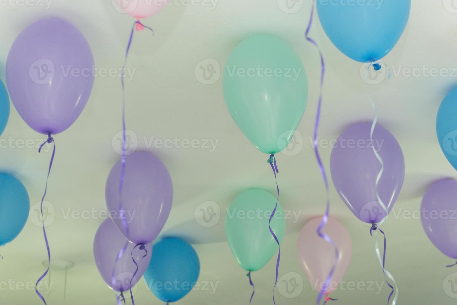 Globos con gas helio pegados a la parte superior del techo. foto