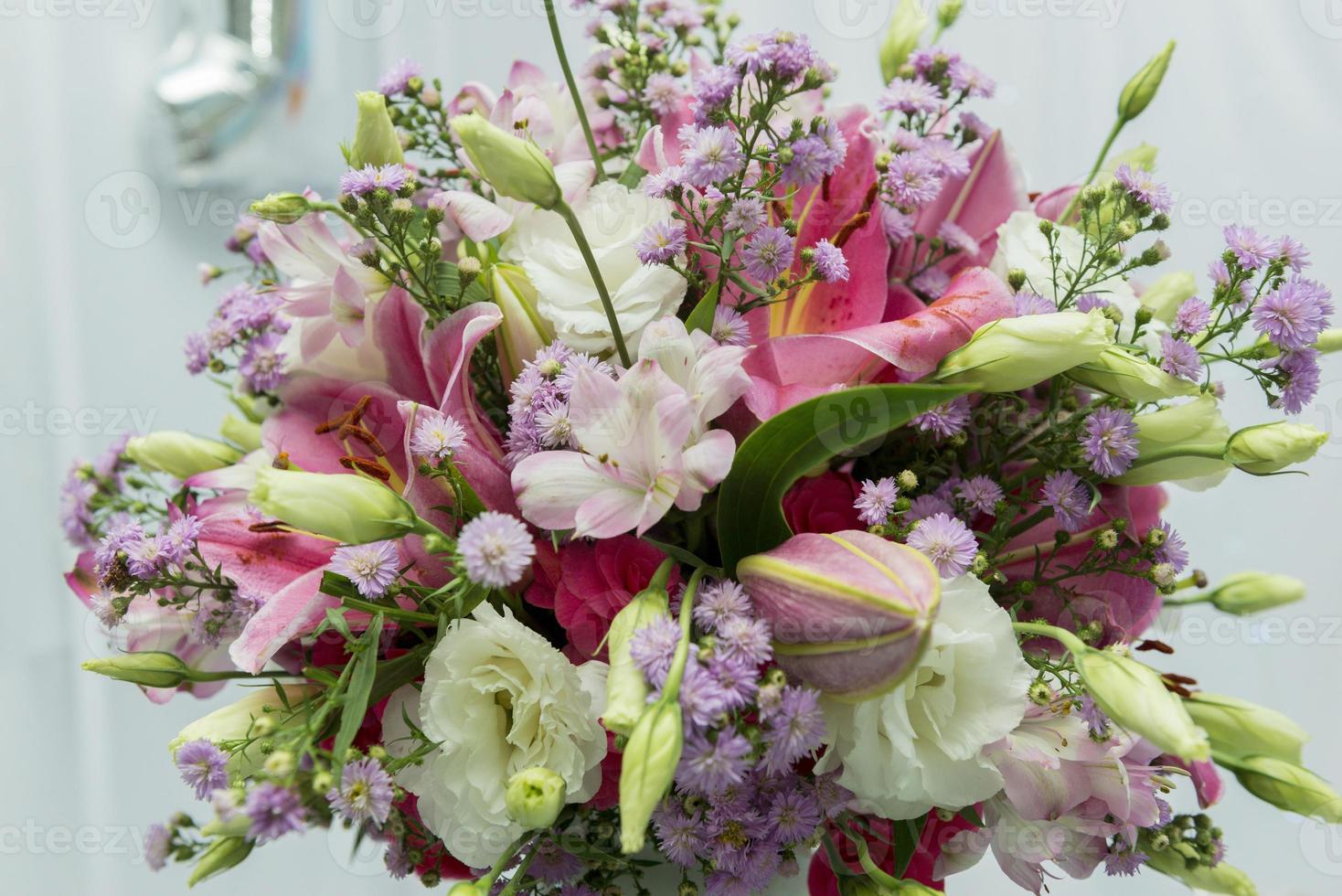 Cerca de un hermoso y colorido ramo de flores con lirios y rosas foto