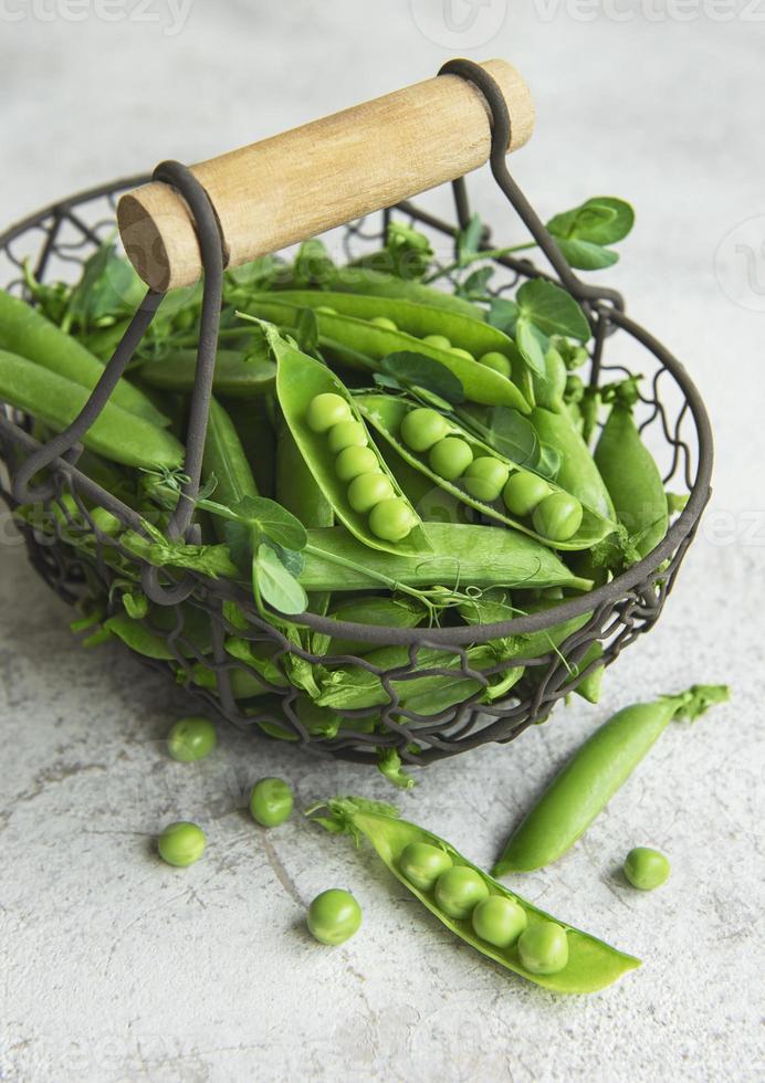 vainas de guisantes verdes frescos y guisantes verdes con brotes foto