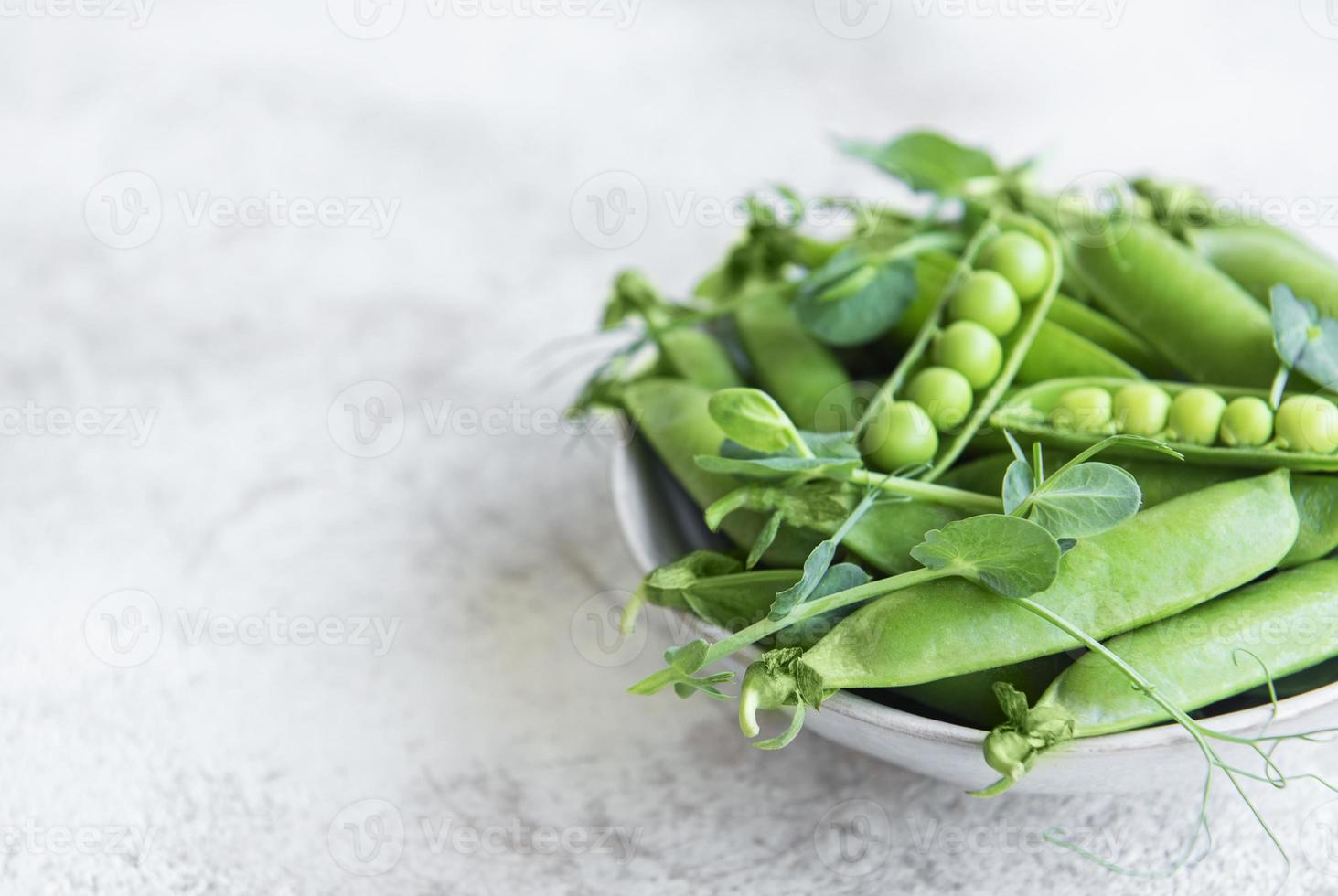 vainas de guisantes verdes frescos y guisantes verdes con brotes foto