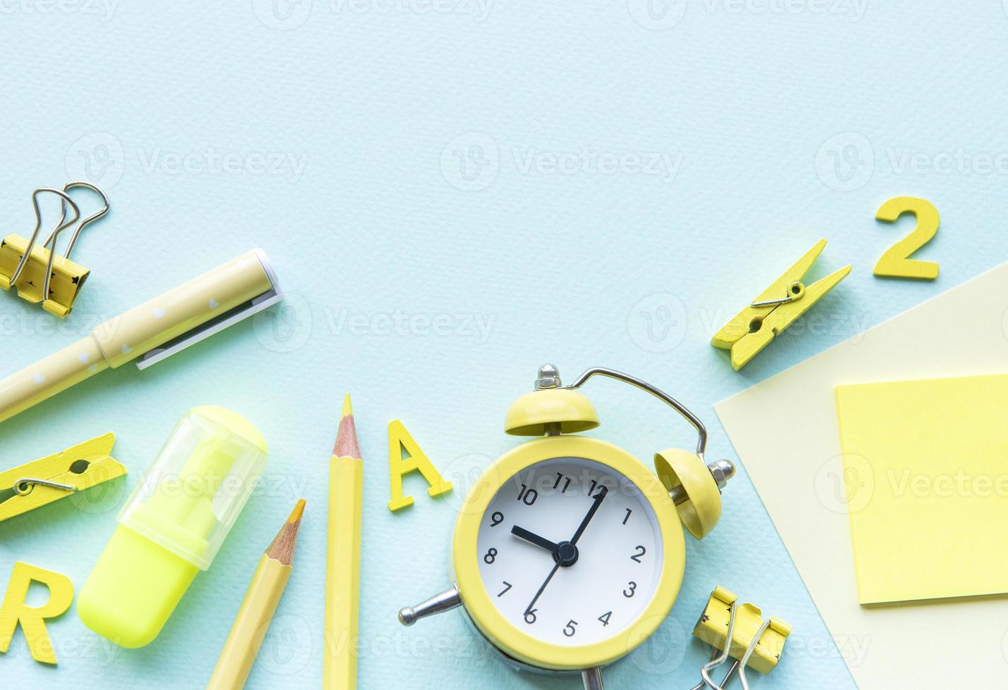 Bastidor de diferentes artículos de papelería sobre fondo azul. foto