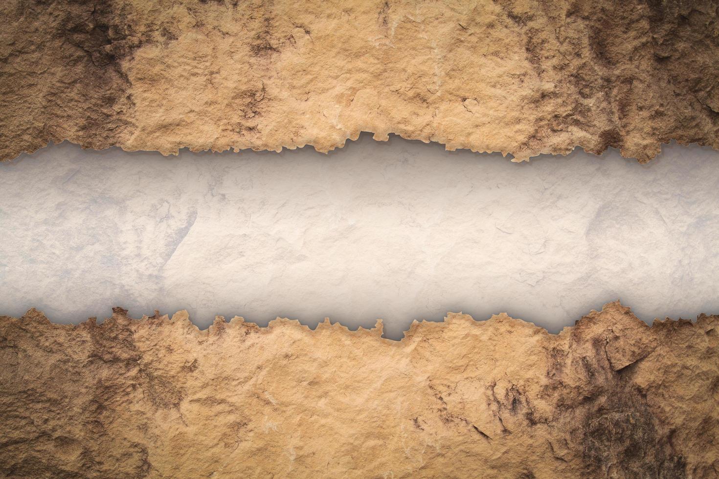 el muro de piedra se rasgó como una hoja de papel foto