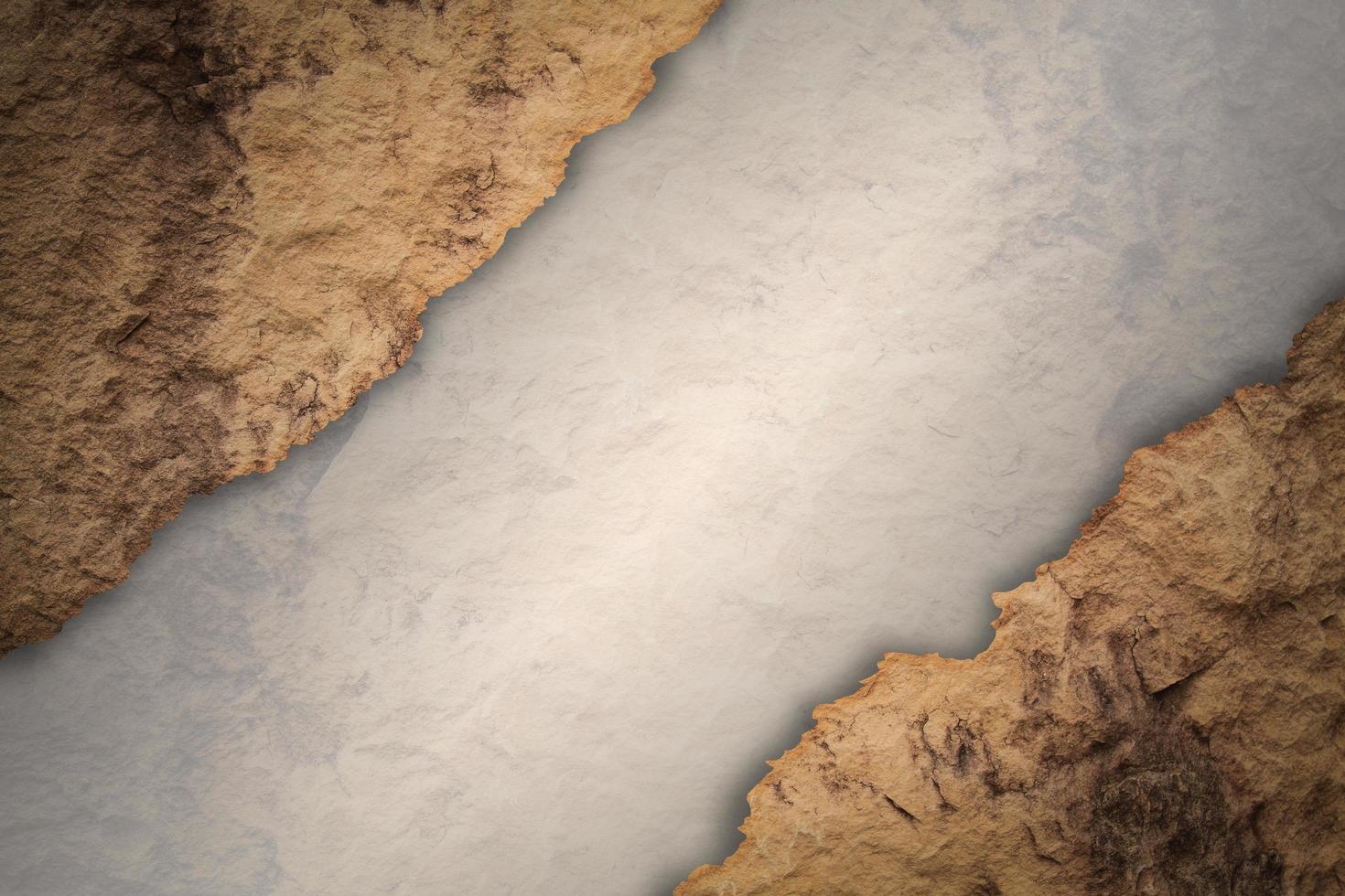 el muro de piedra se rasgó como una hoja de papel foto