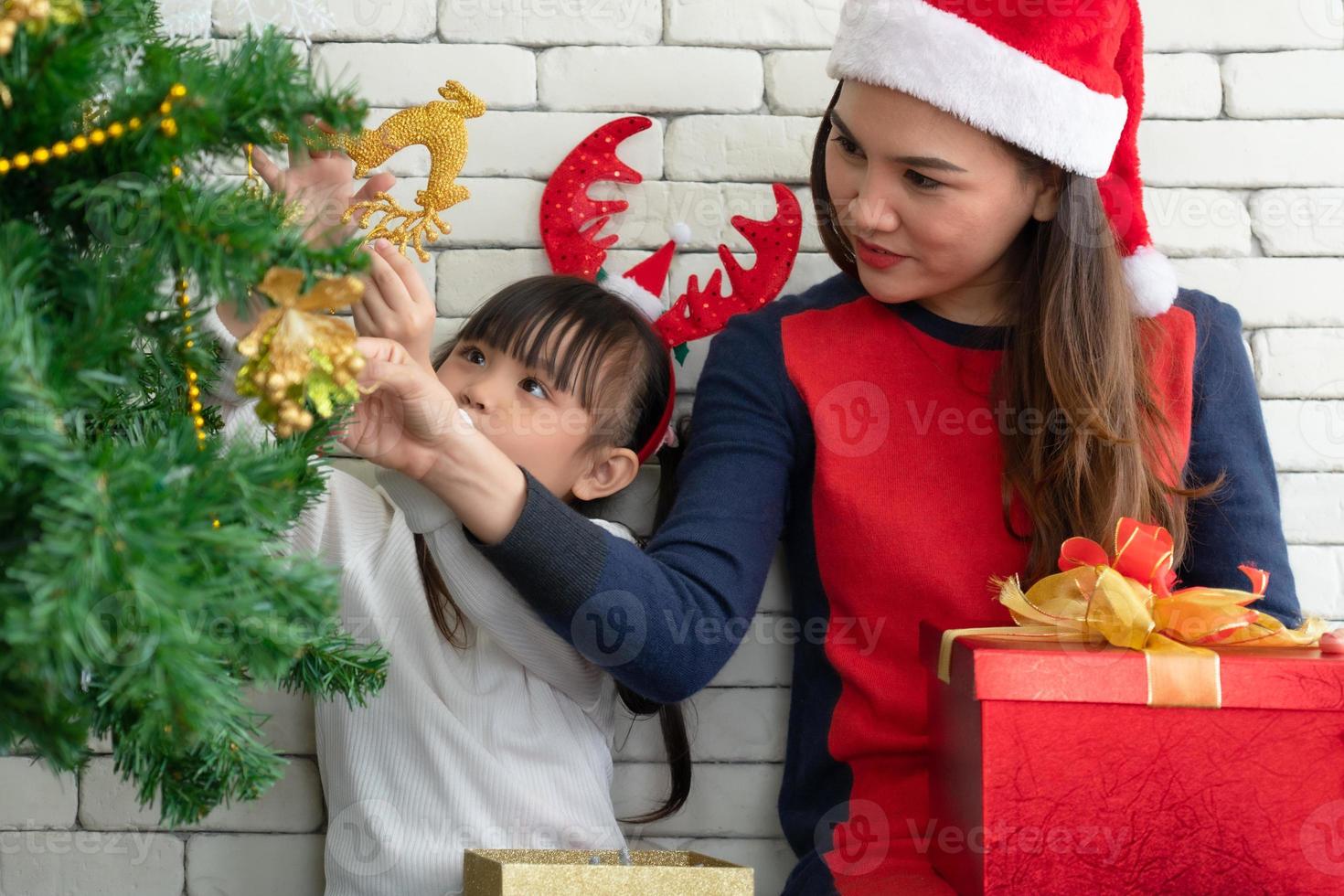 madre e hijo celebrando la navidad foto