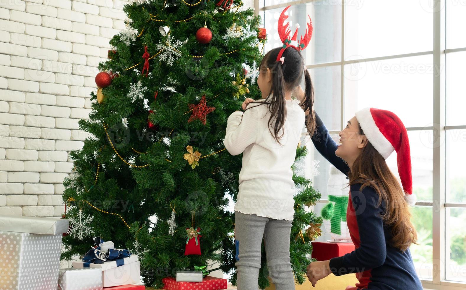 madre e hijo celebrando la navidad foto