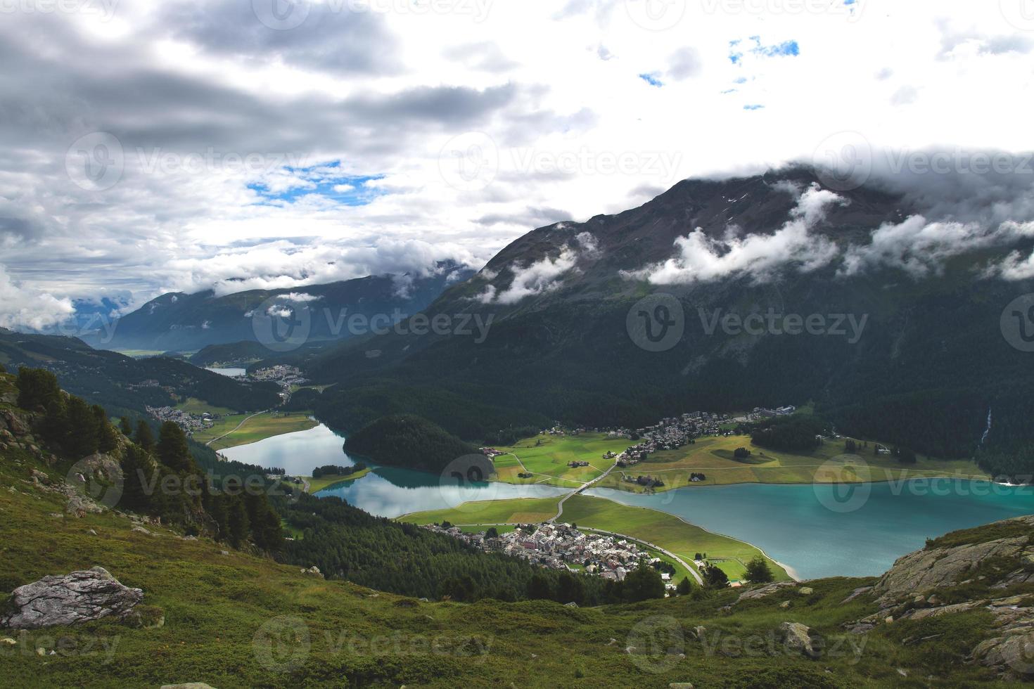 Vista de los lagos del valle de la Engadina en Suiza foto