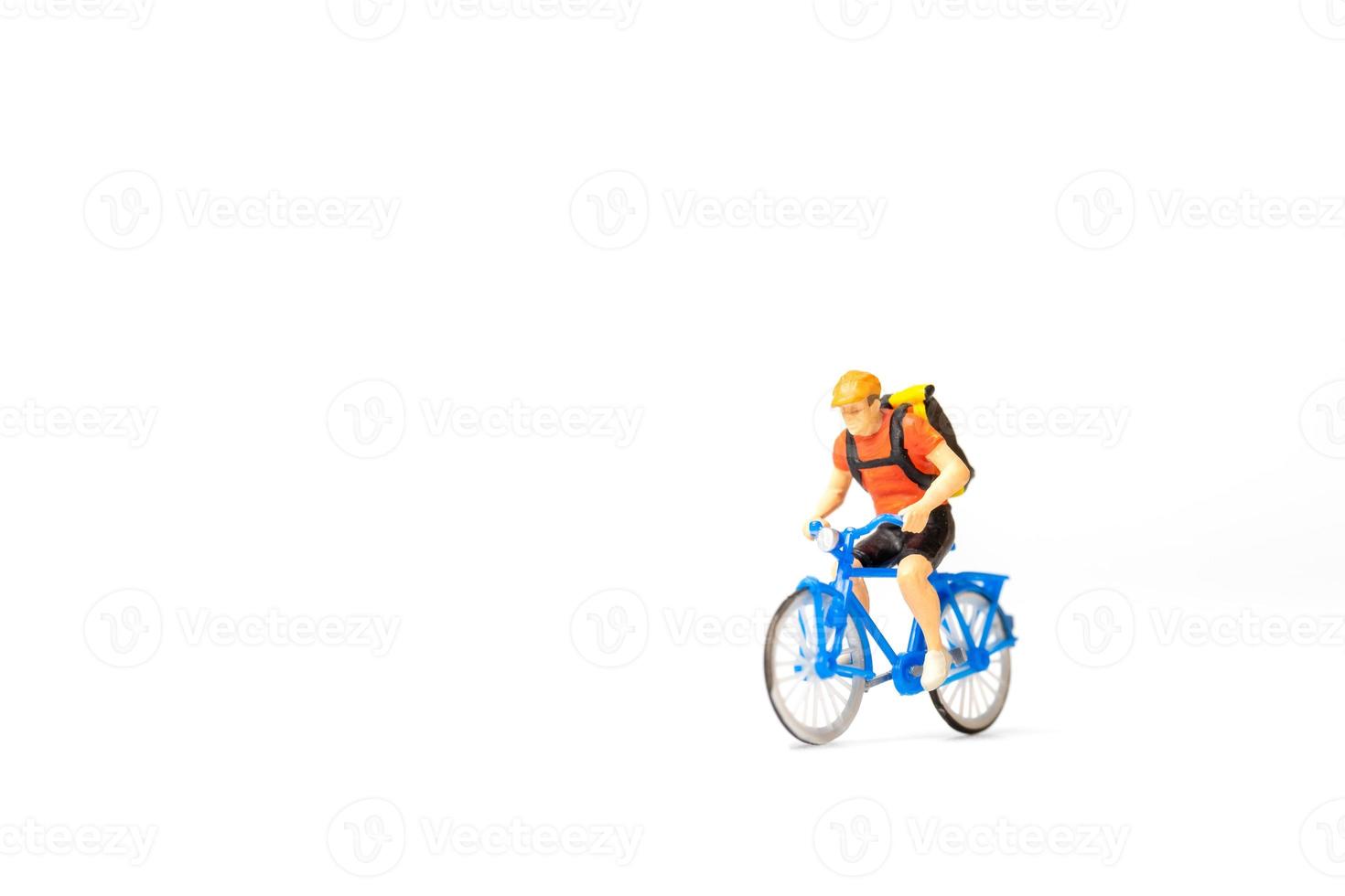 Mensajero en bicicleta de personas en miniatura con caja de paquetería en la parte posterior foto