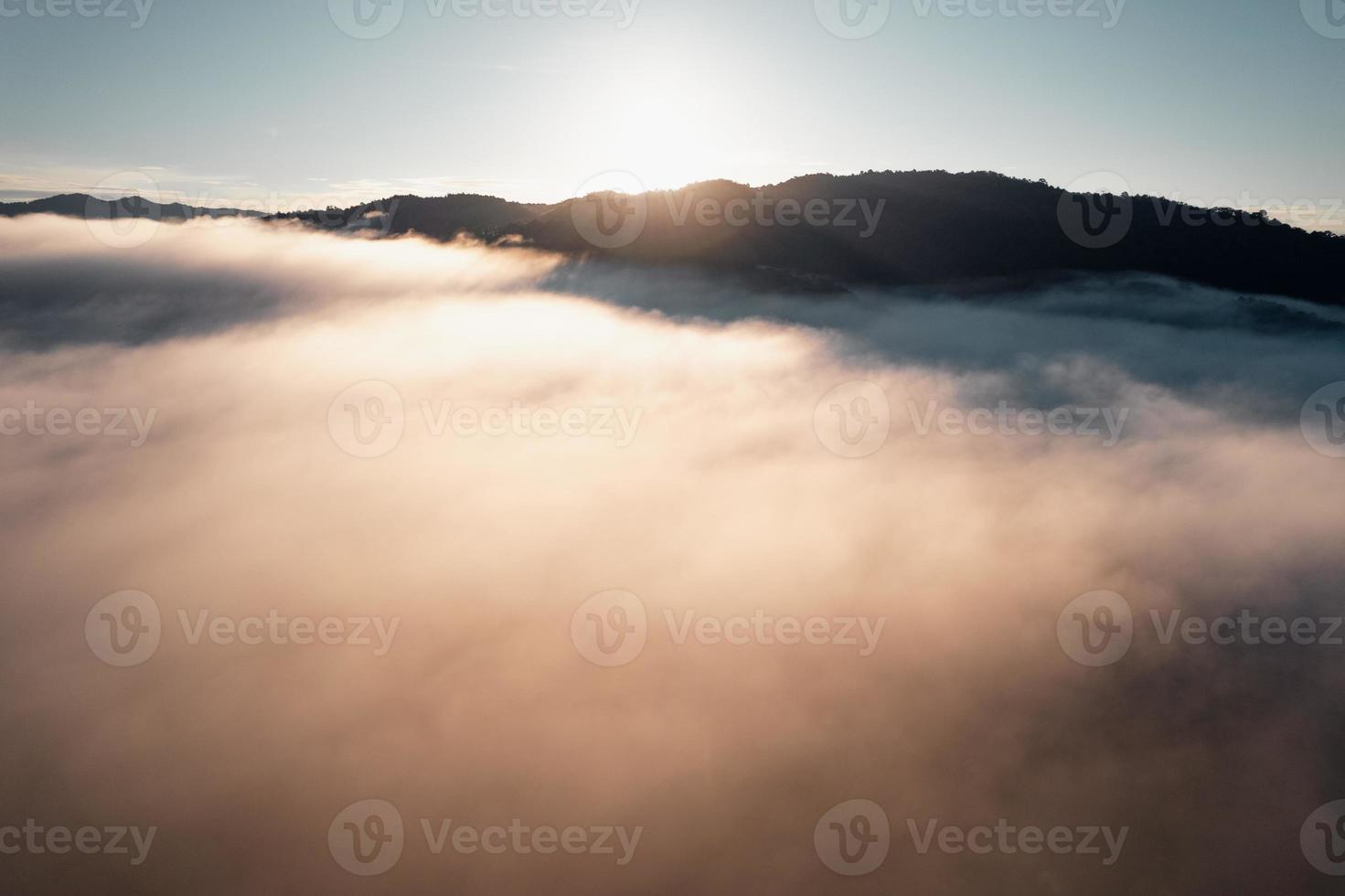 niebla matutina en las montañas desde arriba foto