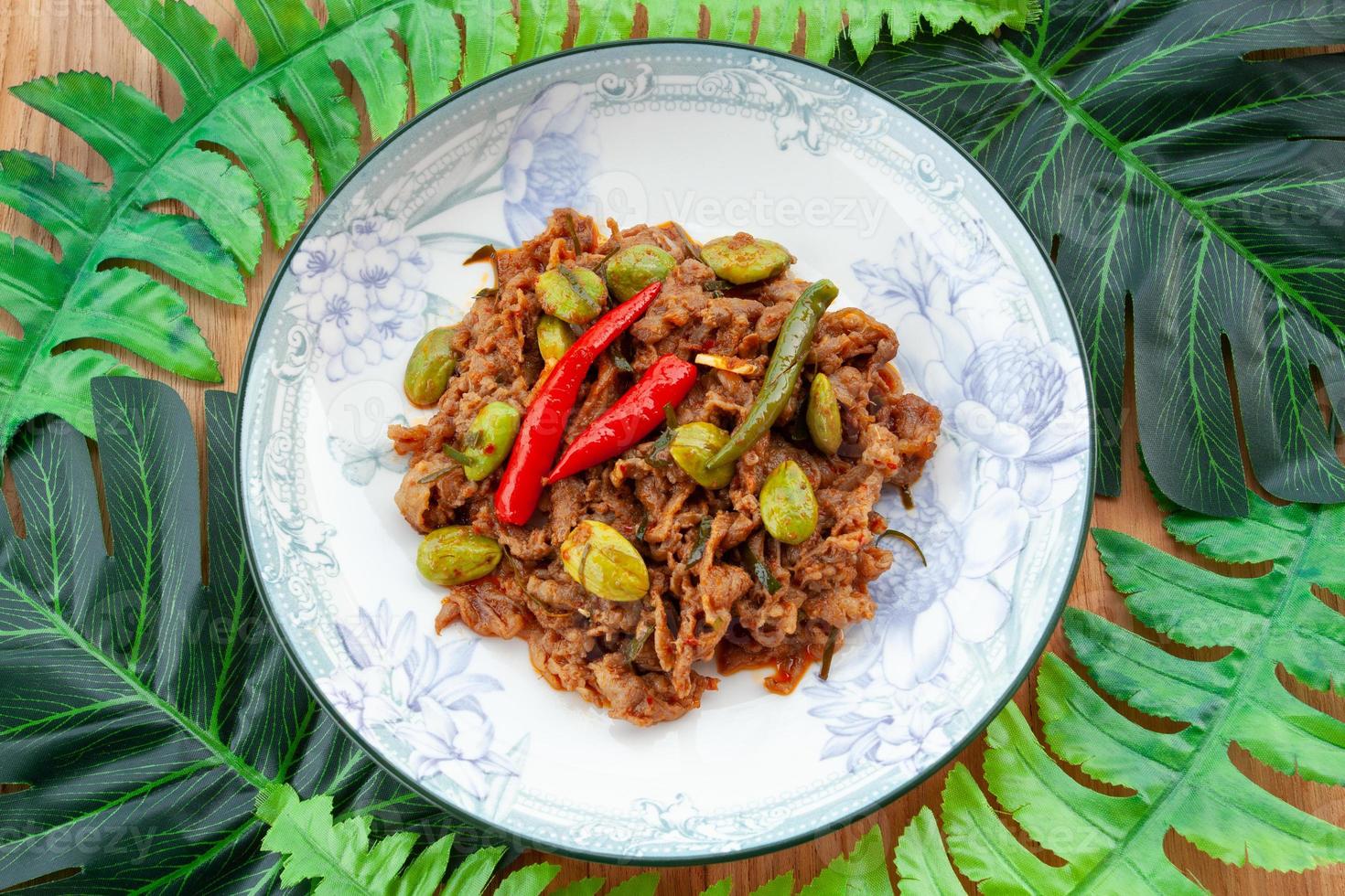 Stir fried beef and curry paste photo