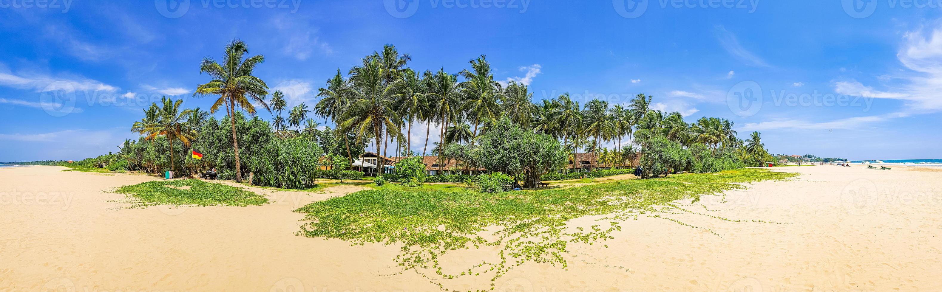 Hermoso panorama de paisaje soleado de la playa de bentota en sri lanka. foto