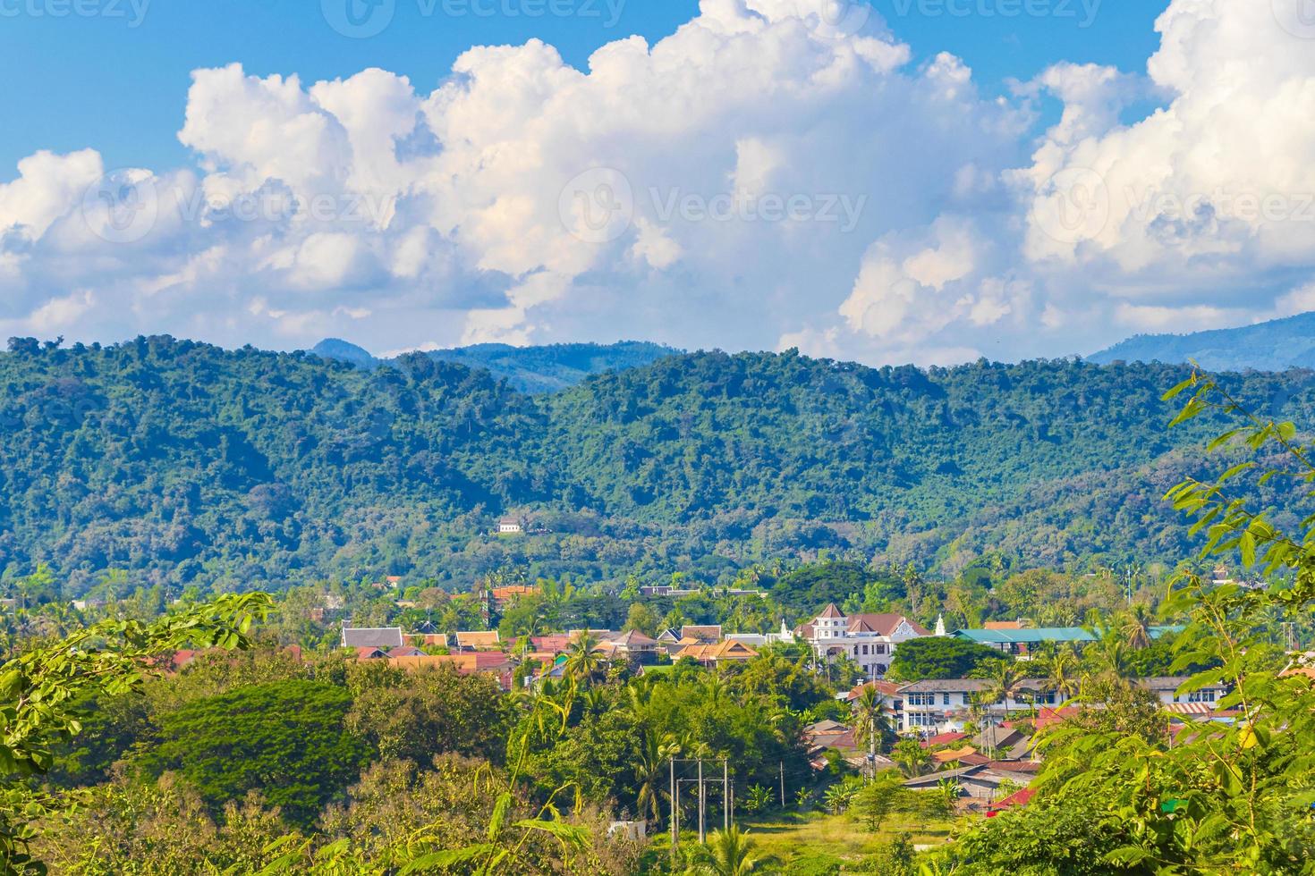 ciudad de luang prabang en panorama de paisaje de laos con cordillera. foto