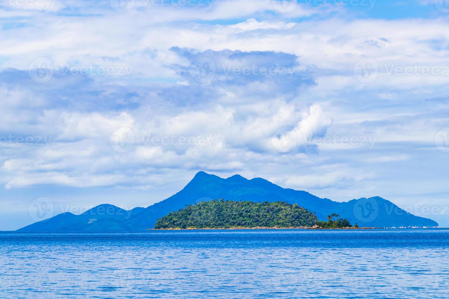 playa de manglares y pouso en la isla tropical ilha grande brasil. foto