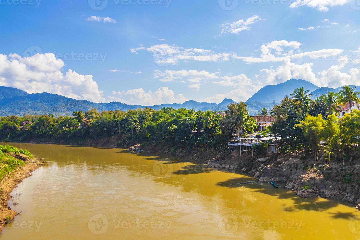 ciudad de luang prabang en panorama del paisaje de laos con el río mekong. foto