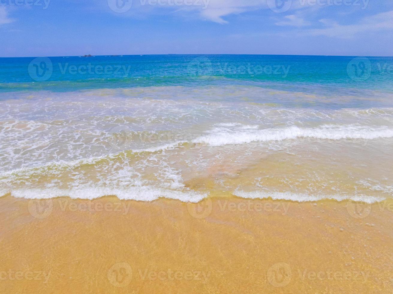 Hermoso panorama de paisaje soleado de la playa de bentota en sri lanka. foto