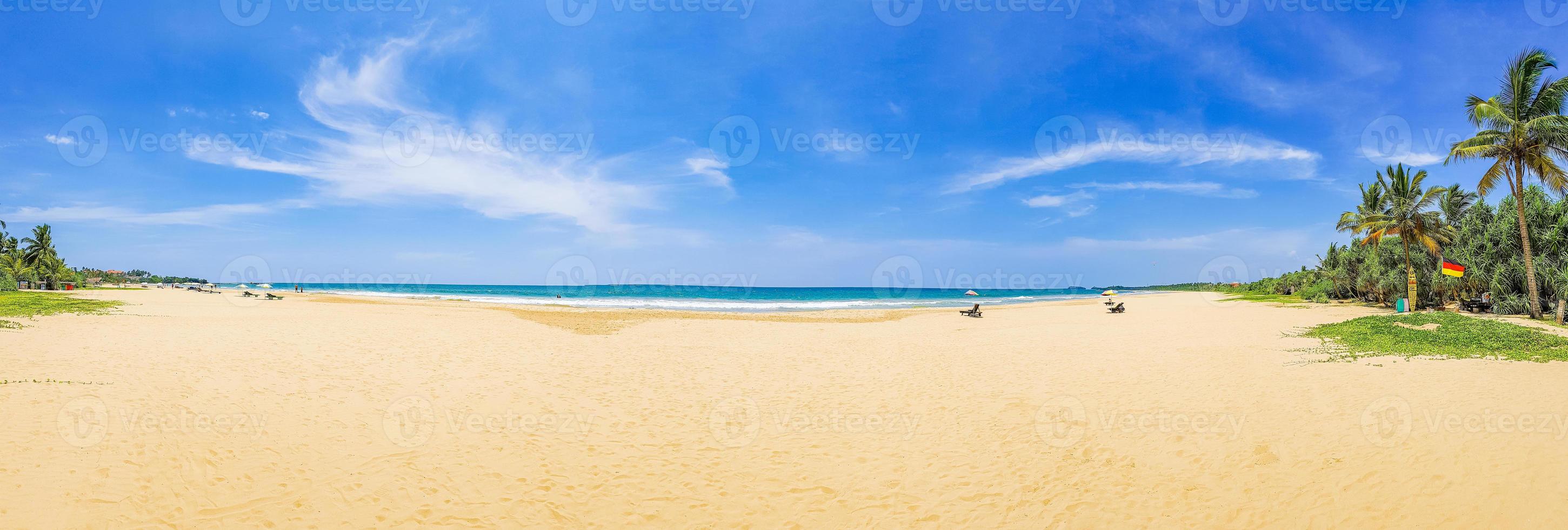 Hermoso panorama de paisaje soleado de la playa de bentota en sri lanka. foto