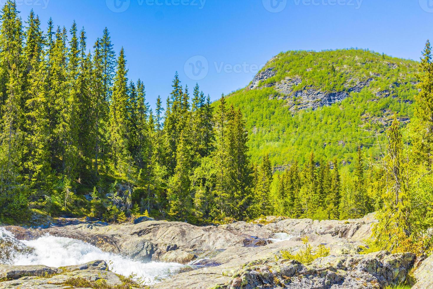 Cascada de agua de río que fluye rápido rjukandefossen hemsedal noruega. foto
