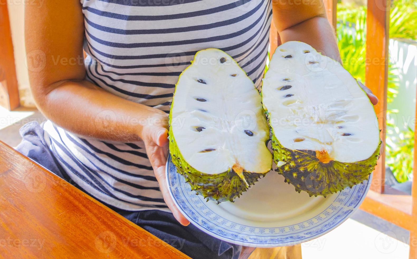 mujer sostiene la fruta tropical en rodajas de guanábana sauersack en sri lanka. foto